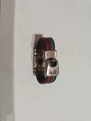 Pulseras de cuero con cierre metálico 6€ cada una.