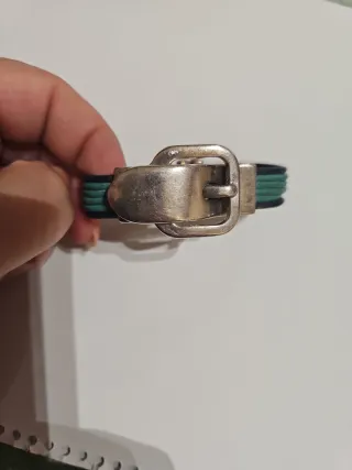 Pulseras de cuero con cierre metálico 6€ cada una.