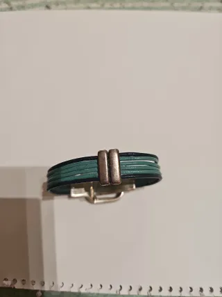 Pulseras de cuero con cierre metálico 6€ cada una.