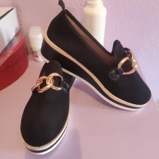 Zapatillas negras con detalle dorado