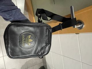 Bandolera Adidas Negra Perforada
