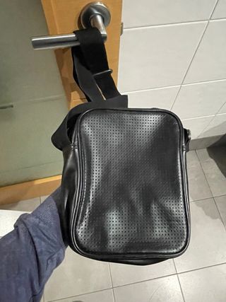 Bandolera Adidas Negra Perforada