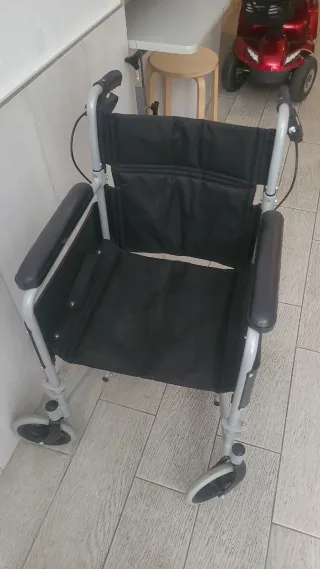 Silla de ruedas de traslado. Con frenos