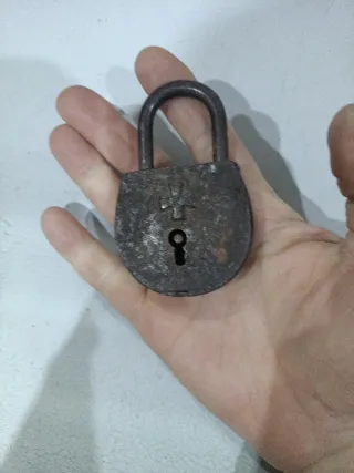 Candado antiguo de hierro forjado