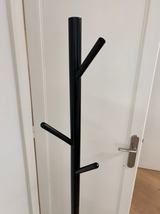 Perchero de pie negro