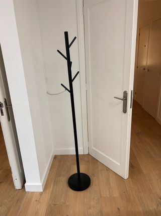 Perchero de pie negro