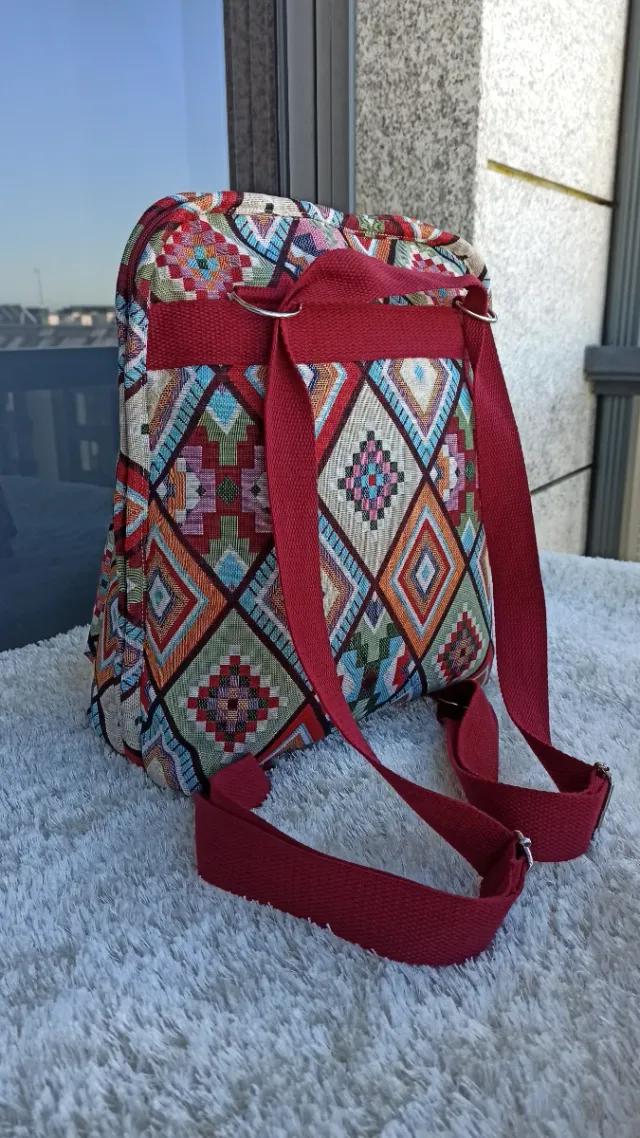 Mochila multicolor con bolsillo frontal