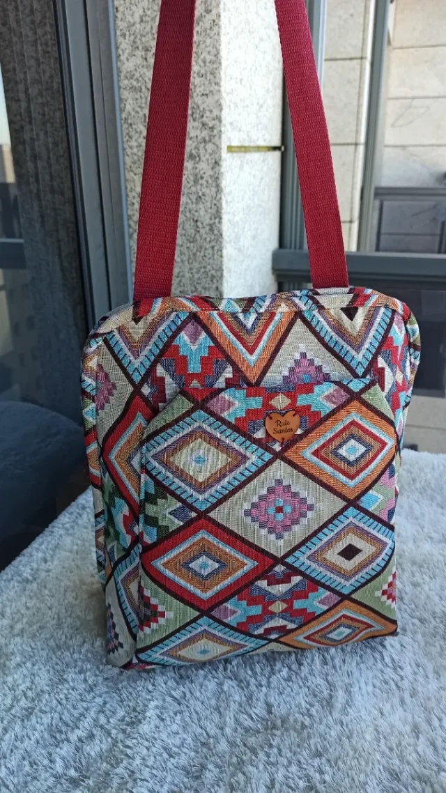 Mochila multicolor con bolsillo frontal