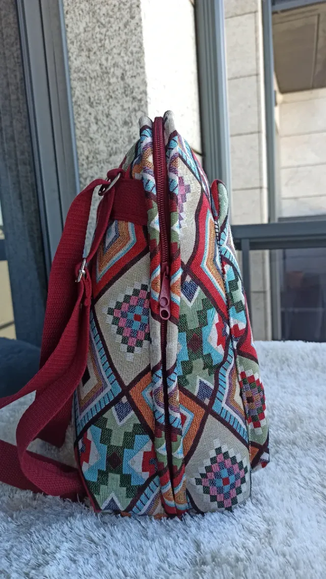 Mochila multicolor con bolsillo frontal
