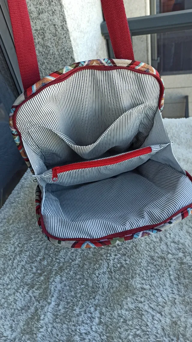 Mochila multicolor con bolsillo frontal