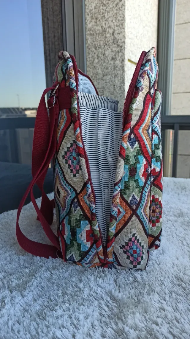 Mochila multicolor con bolsillo frontal