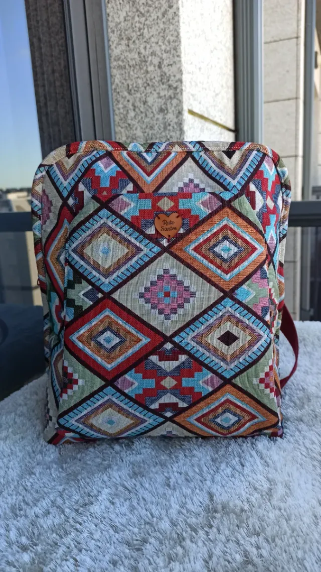 Mochila multicolor con bolsillo frontal