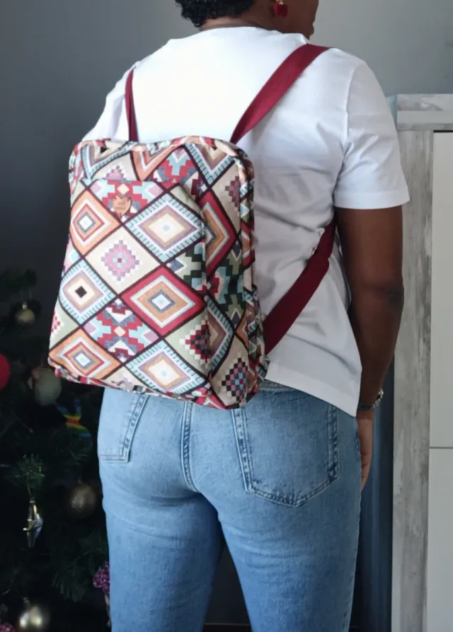 Mochila multicolor con bolsillo frontal