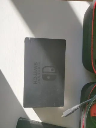 Nintendo Switch con accesorios, maleta de viaje