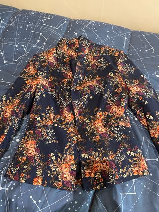Chaqueta floral azul y multicolor