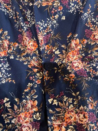 Chaqueta floral azul y multicolor