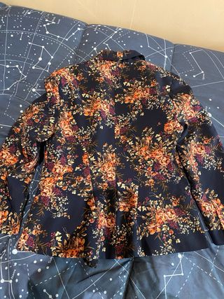 Chaqueta floral azul y multicolor