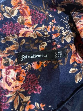 Chaqueta floral azul y multicolor