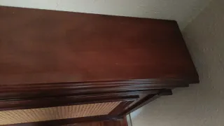 Cubreradiador clásico de madera y ratán