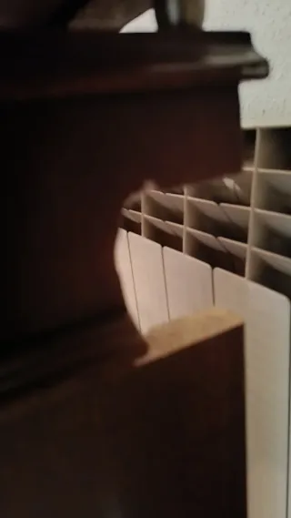 Cubreradiador clásico de madera y ratán