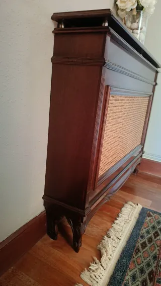 Cubreradiador clásico de madera y ratán