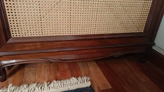 Cubreradiador clásico de madera y ratán