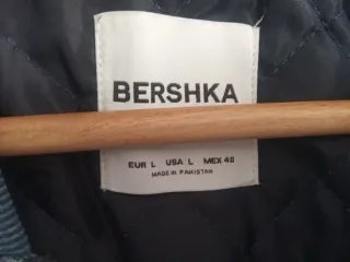 Bomber Hombre Bershka Azul. Acolchada.