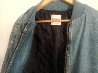 Bomber Hombre Bershka Azul. Acolchada.