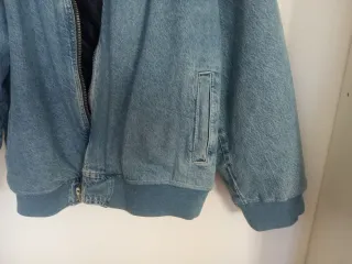 Bomber Hombre Bershka Azul. Acolchada.