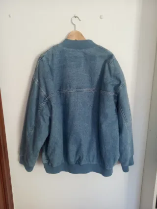 Bomber Hombre Bershka Azul. Acolchada.