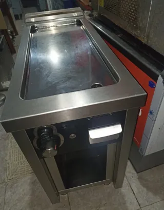 Plancha profesional de gas  40x93x85 cms