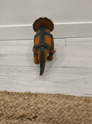 Dinosaurio con luces, sonido y movimiento