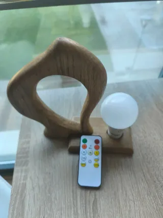 Lámpara de roble y plástico