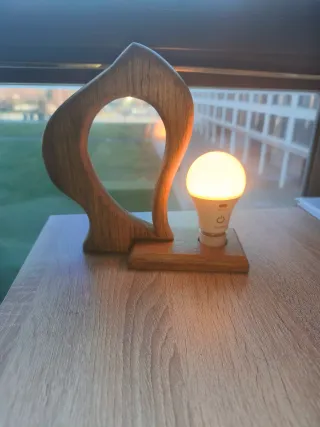 Lámpara de roble y plástico