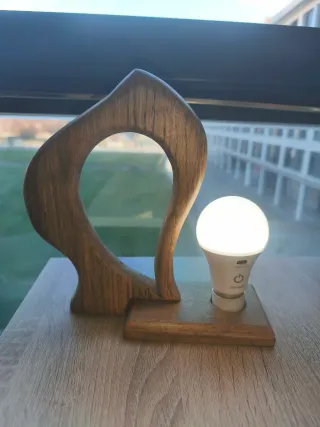 Lámpara de roble y plástico