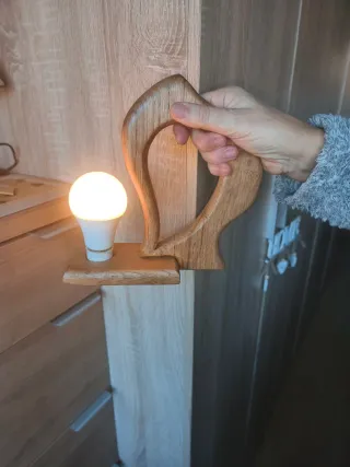 Lámpara de roble y plástico