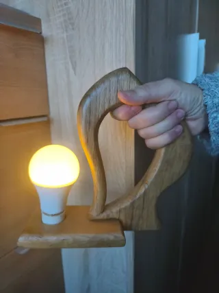 Lámpara de roble y plástico