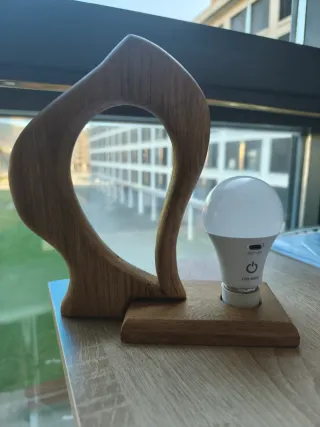 Lámpara de roble y plástico