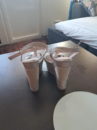 Sandalias doradas mujer