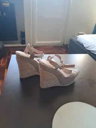 Sandalias doradas mujer