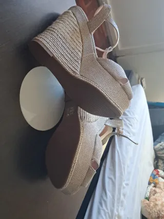 Sandalias doradas mujer