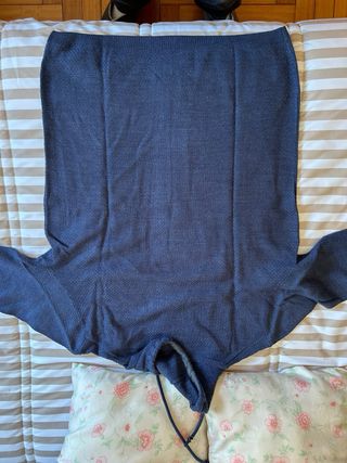 Sudadera azul con capucha y cordones