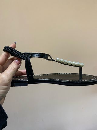 Sandalias negras con perlas
