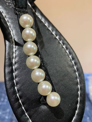 Sandalias negras con perlas