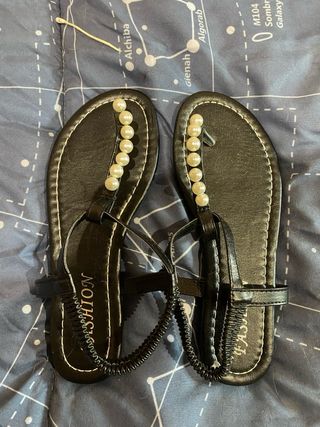 Sandalias negras con perlas