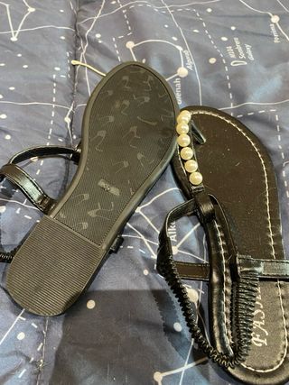 Sandalias negras con perlas