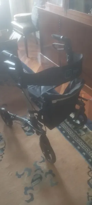 Andador con asiento y ruedas