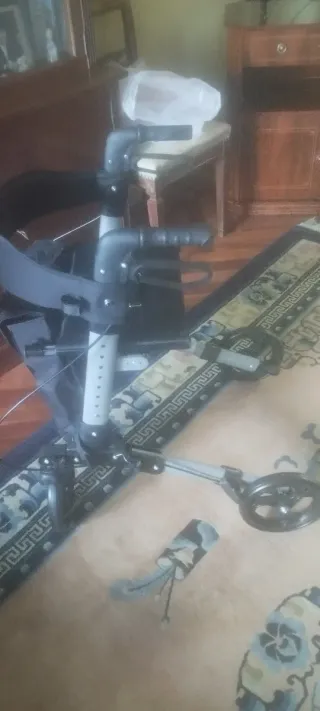 Andador con asiento y ruedas