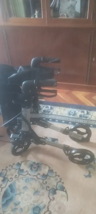 Andador con asiento y ruedas