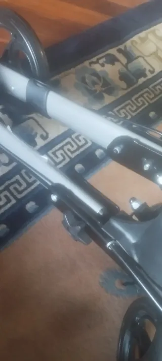 Andador con asiento y ruedas